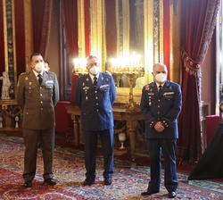 Su Majestad el Rey  conversa con un grupo de Coroneles y Capitanes de Navío